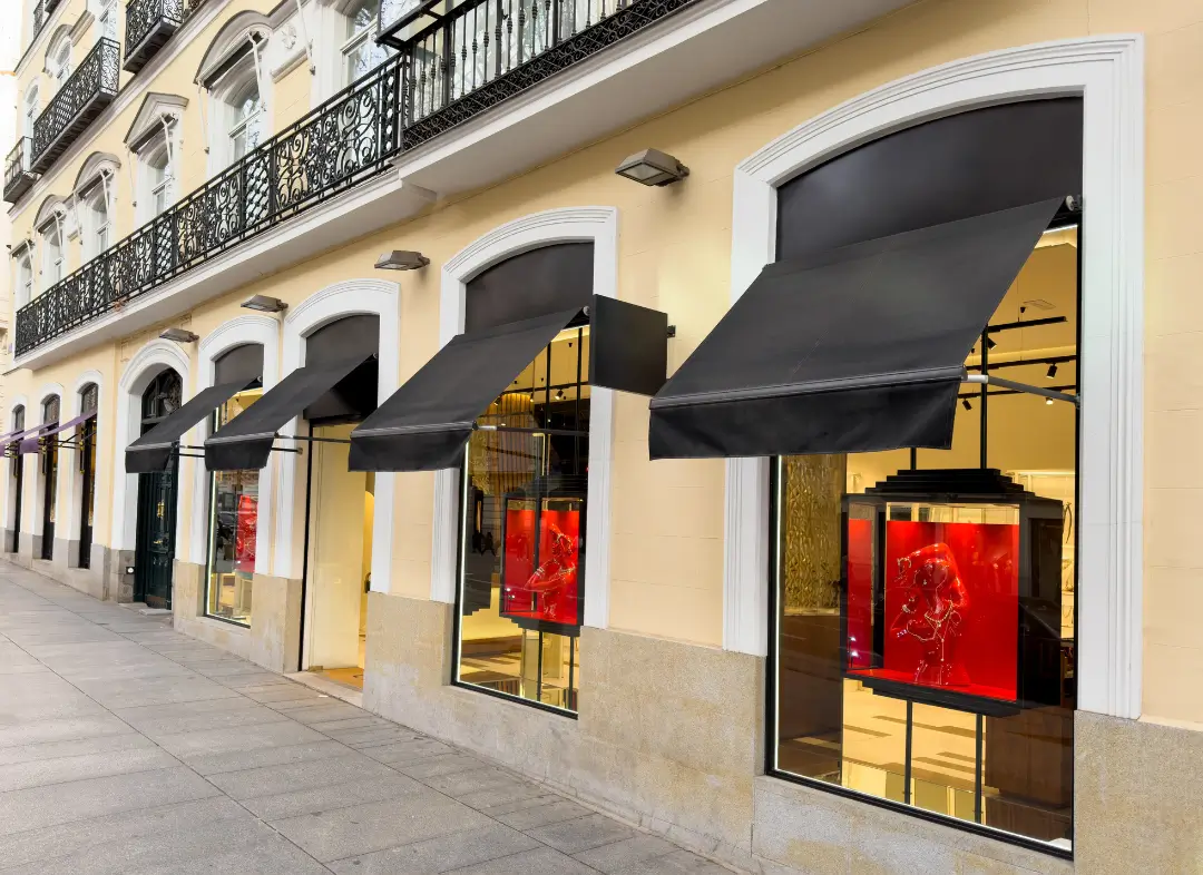 Façade vitrine de magasin en aluminium sur mesure à Rochefort